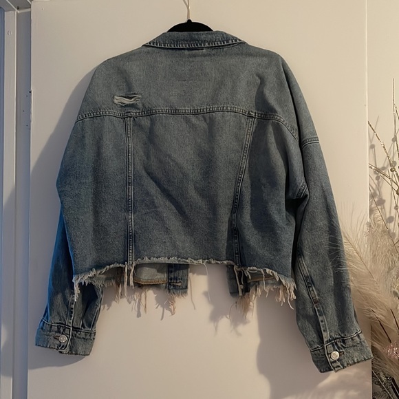 ❌SOLD❌🤍H&M🤍 DISTRESSED RIPPED CROP DENIM JACKET - Picture 2 of 5